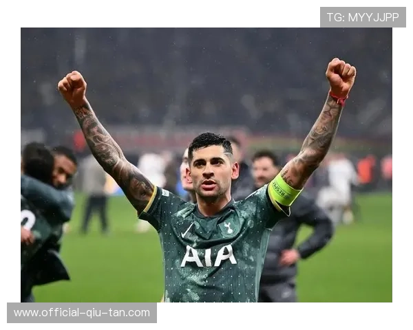 罗梅罗头球绝平后脱衣庆祝,热刺球员围拢相拥 罗梅罗头球绝平后脱衣庆祝,热刺球员围拢相拥